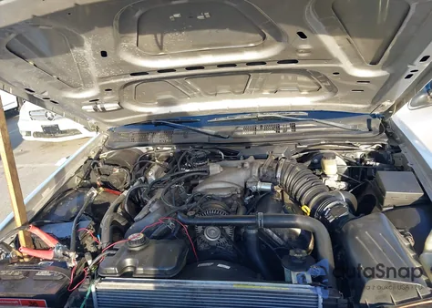 2004 Mercury Marauder z USA, uszkodzony, nr VIN 2MEHM79VX4X681868